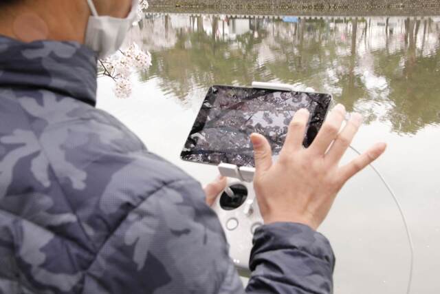 ドローンのコントローラーを操作する人物